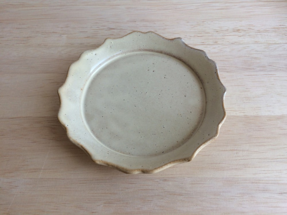 稜花リム平皿（アイボリー） 1枚目の画像