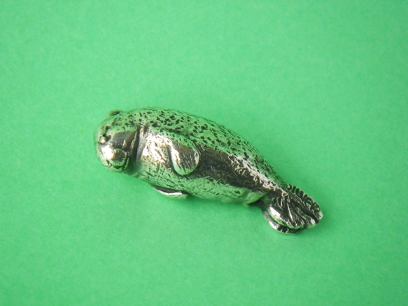 ゴマフアザラシの純銀製ペンダントヘッド 2枚目の画像