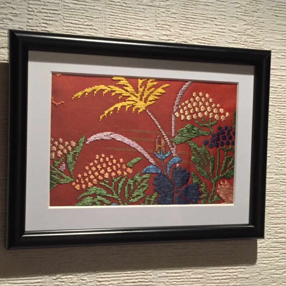 【壁掛け・置き型アートフレーム1点物】和柄・京都西陣織布地『秋草模様』。正絹100%・草木染め能衣装