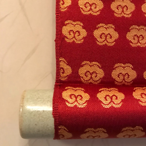 色紙掛け】和柄・京都西陣織（雲 文様）。正絹シルク100%、えんじ色