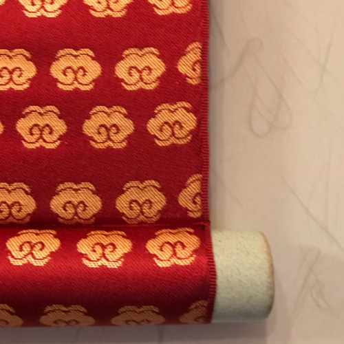 色紙掛け】和柄・京都西陣織（雲 文様）。正絹シルク100%、えんじ色