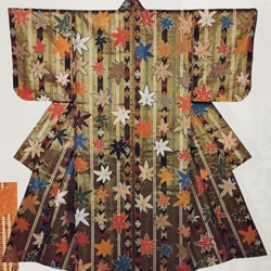 【縦長壁掛けアートフレーム1点物】和柄・京都西陣織の布地『紅葉模様』。正絹100%・草木染め能衣装 3枚目の画像