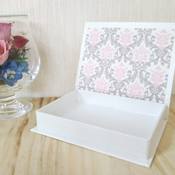 ブック型ボックス ホワイト×ピンク 1枚目の画像