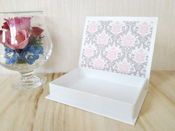 ブック型ボックス ホワイト×ピンク 1枚目の画像