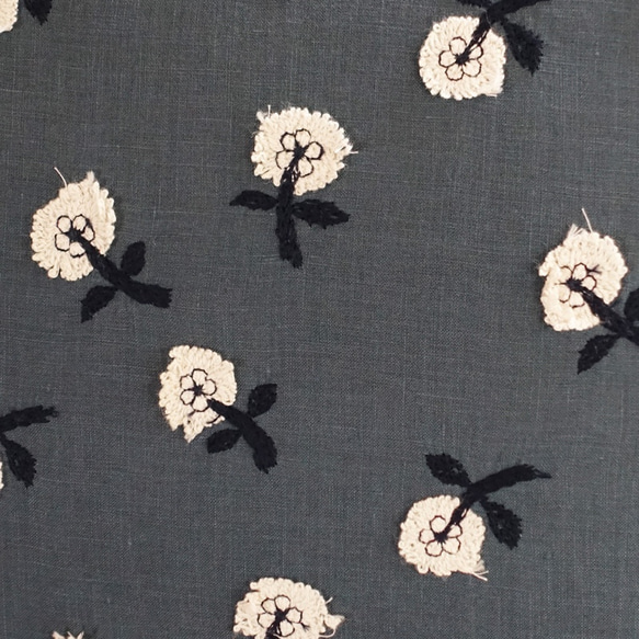 ミナペルホネン　skip クッションカバー　刺繍　ブルーグレー　シック＆可愛い 2枚目の画像