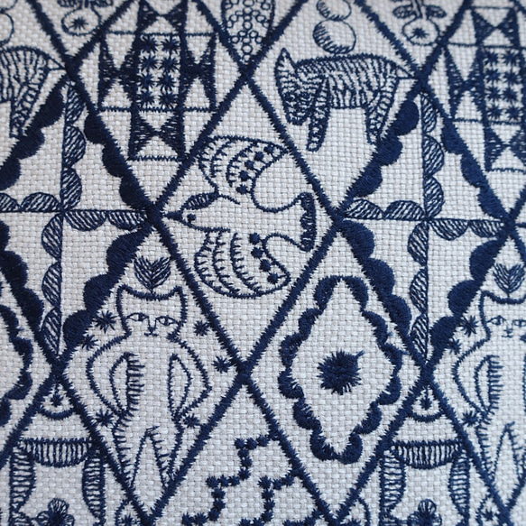 ミナペルホネン　羽ばたく鳥や動物たちの刺繍クッションカバー　シンフォニー　ライトグレー　天然素材リネン ミナペルホネン　 6枚目の画像