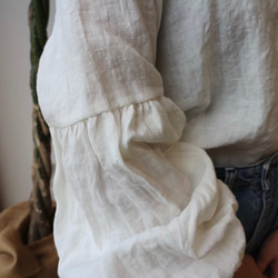 こだわりベルギーリネンギャザーブラウス／くったり柔らかなベルギーリネンで魅せる、ギャザーバルーン袖のデザインブラウス 8枚目の画像