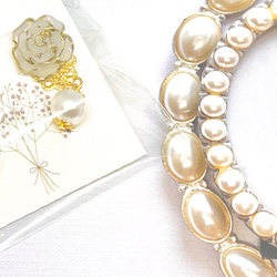 ホワイトローズのピアス 1枚目の画像