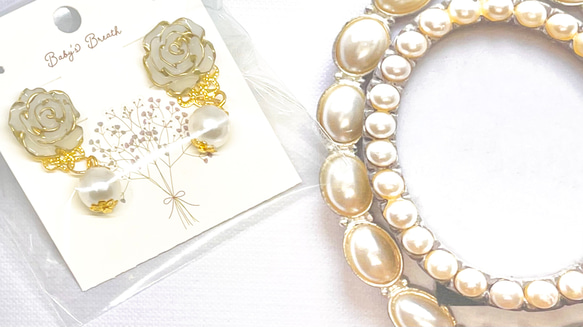 ホワイトローズのピアス 1枚目の画像