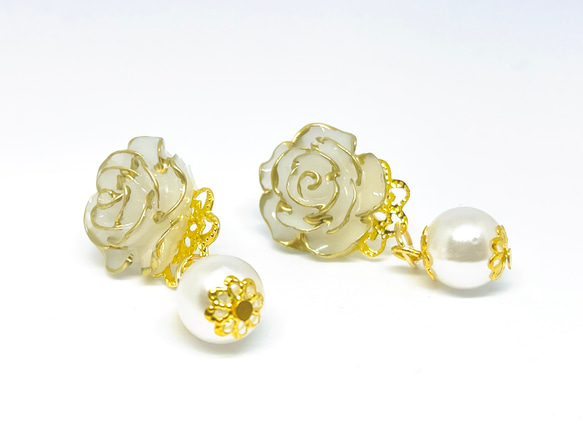 ホワイトローズのピアス 2枚目の画像