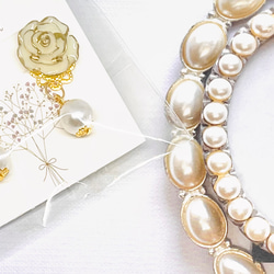 クリームローズのピアス 1枚目の画像