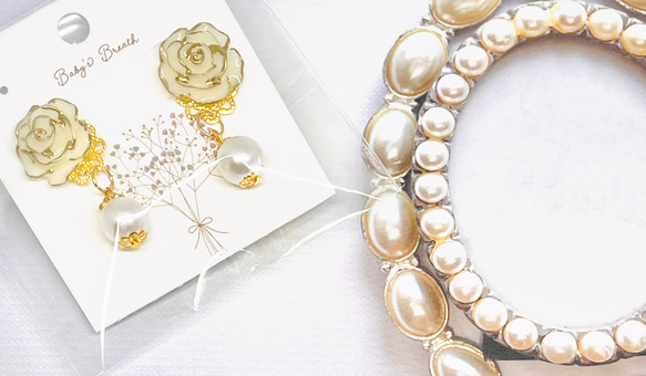 クリームローズのピアス 1枚目の画像