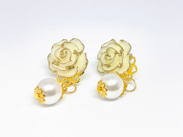 クリームローズのピアス 2枚目の画像