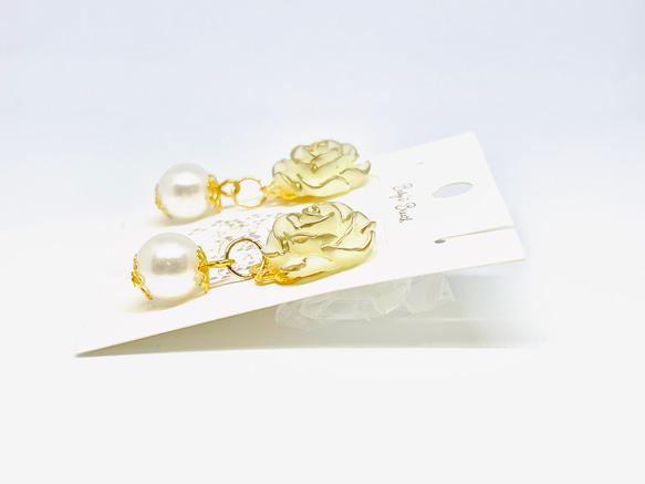 クリームローズのピアス 3枚目の画像