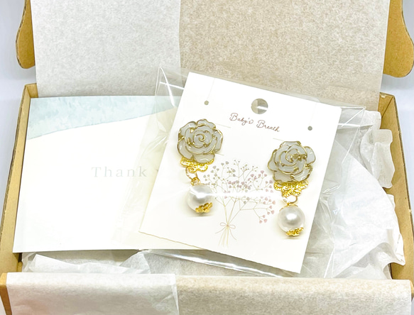 クリームローズのピアス 4枚目の画像