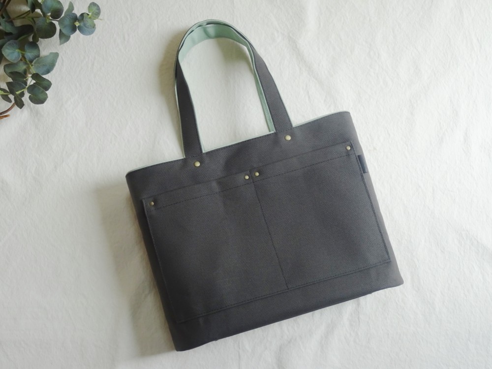 2色づかいの帆布トート《A4横》チャコール×ピスタチオ