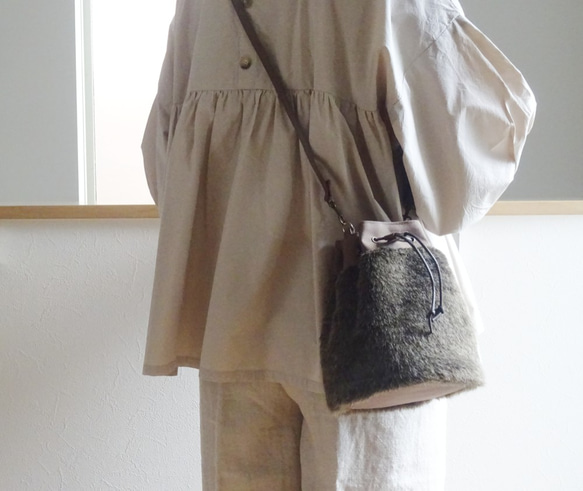 帆布とエコファーの巾着バッグ 10枚目の画像