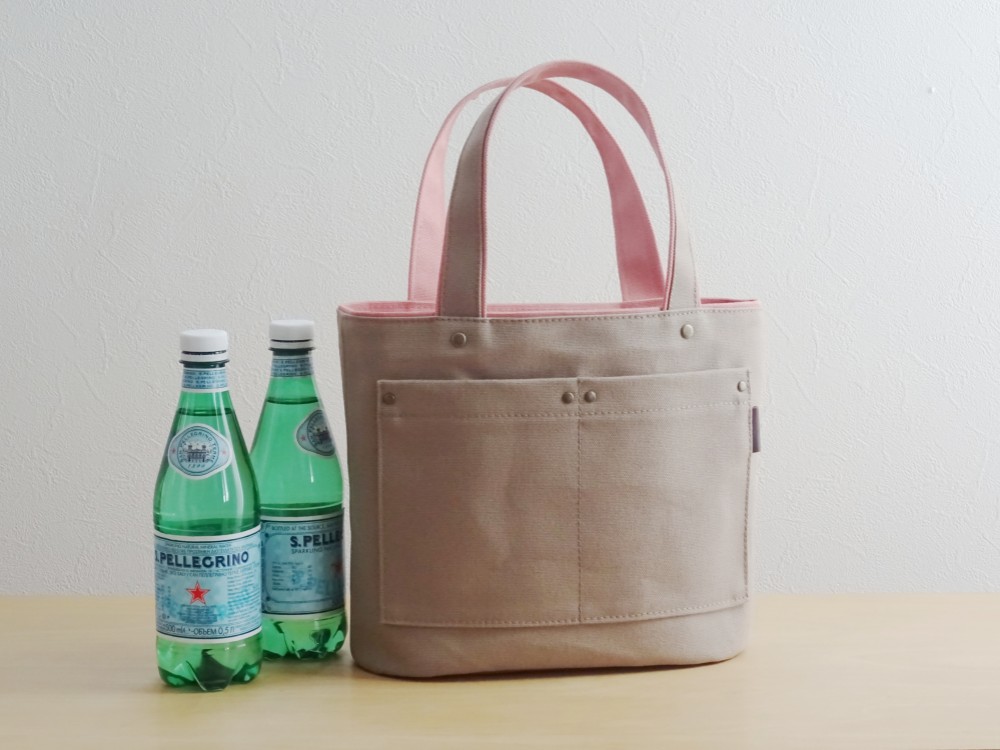 【発売以来ずっと人気のカラー】2色づかいの帆布トート《スモール》マッシュルーム×サーモンピンク