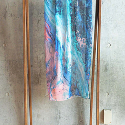 アートスカーフ【ブルー系｜川流れ】大判 180 x 66 cm　透明感　個性的　しわになりにくい 3枚目の画像
