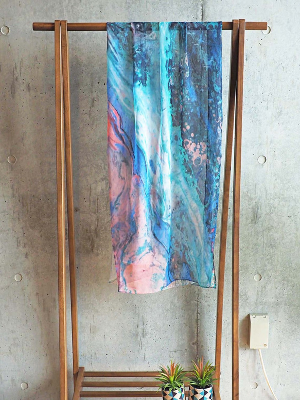 アートスカーフ【ブルー系｜川流れ】大判 180 x 66 cm　透明感　個性的　しわになりにくい 3枚目の画像