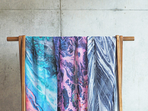 アートスカーフ【ブルー系｜川流れ】大判 180 x 66 cm　透明感　個性的　しわになりにくい 6枚目の画像