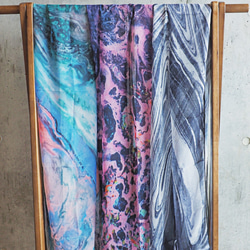アートスカーフ【ブルー系｜川流れ】大判 180 x 66 cm　透明感　個性的　しわになりにくい 7枚目の画像