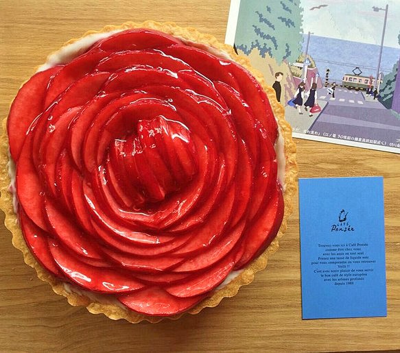 今年もお届けします！]【１日の作成台数限定】「50枚のりんごの花びらが作る深紅のバラのレアチーズタルト」 1枚目の画像