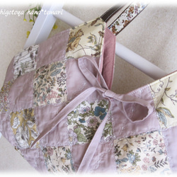 リバティ スモーキーピンク 花の飾り縫い パッチワークのバッグ 3枚目の画像