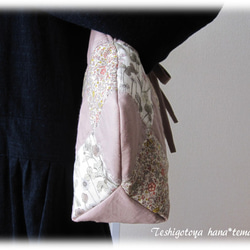 リバティ スモーキーピンク 花の飾り縫い パッチワークのバッグ 5枚目の画像