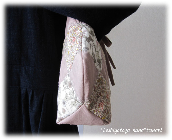 リバティ スモーキーピンク 花の飾り縫い パッチワークのバッグ 5枚目の画像