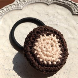 茶×白 クッキーみたいな編みヘアゴム 1枚目の画像