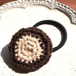茶×白 クッキーみたいな編みヘアゴム 2枚目の画像
