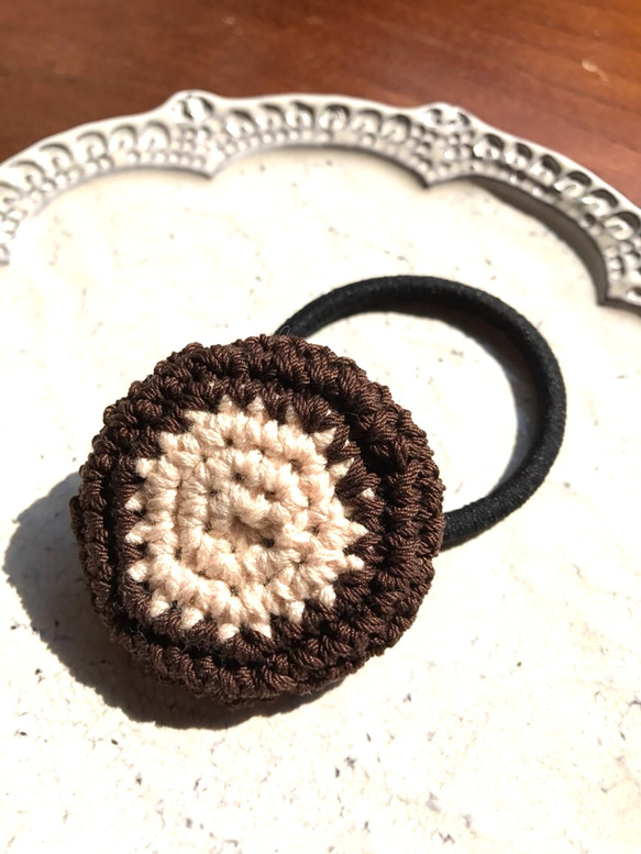 茶×白 クッキーみたいな編みヘアゴム 2枚目の画像