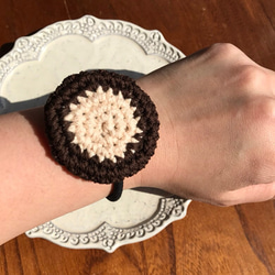 茶×白 クッキーみたいな編みヘアゴム 3枚目の画像