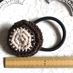 茶×白 クッキーみたいな編みヘアゴム 5枚目の画像