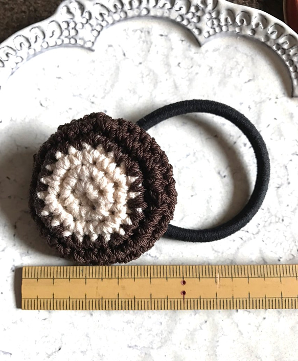 茶×白 クッキーみたいな編みヘアゴム 5枚目の画像
