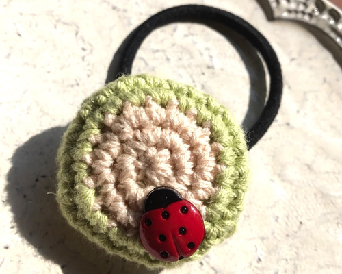 てんとう虫が止まったよ！かぎ針編みのヘアゴム ヘアゴム handmade