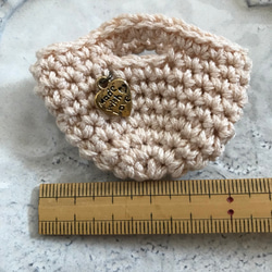 かぎ針編みのミニチュアカゴブローチ ハートチャーム付き 4枚目の画像