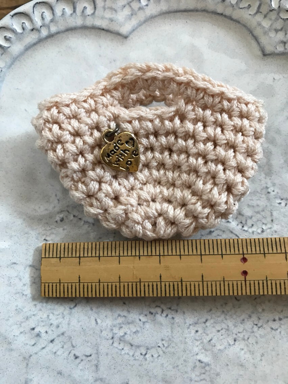 かぎ針編みのミニチュアカゴブローチ ハートチャーム付き 4枚目の画像