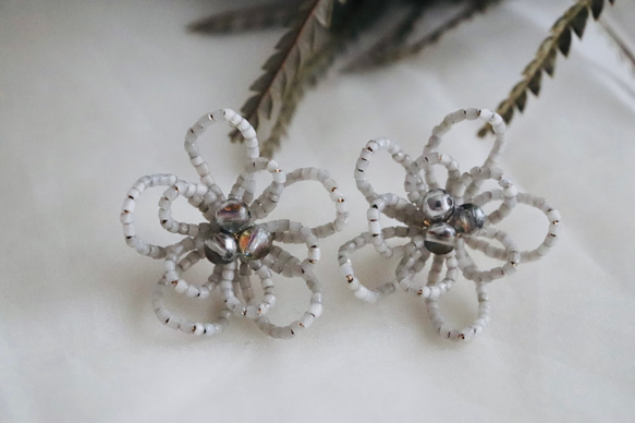 Beads flower earrings -white 1枚目の画像