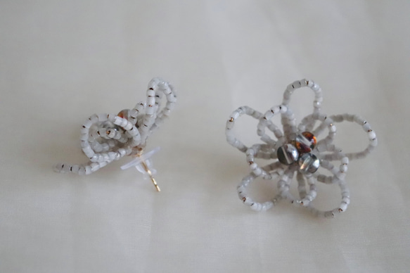 Beads flower earrings -white 2枚目の画像