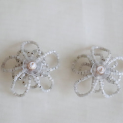 Beads flower earrings -white 3枚目の画像