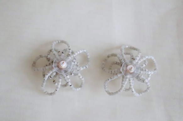 Beads flower earrings -white 3枚目の画像