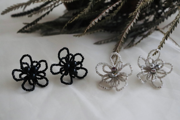 Beads flower earrings -white 4枚目の画像