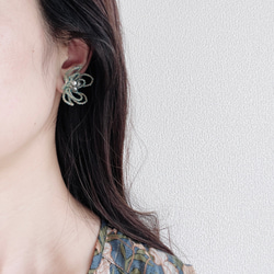 Beads flower earrings -white 5枚目の画像
