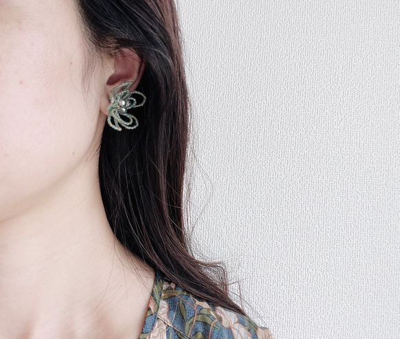 Beads flower earrings -white 5枚目の画像