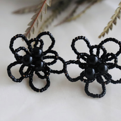 Beads flower earrings -black 1枚目の画像