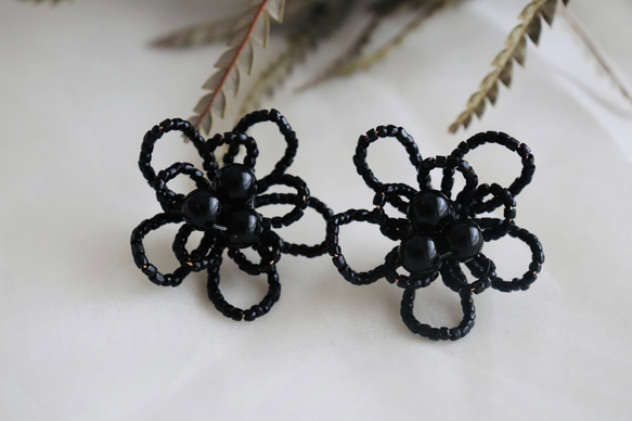 Beads flower earrings -black 1枚目の画像