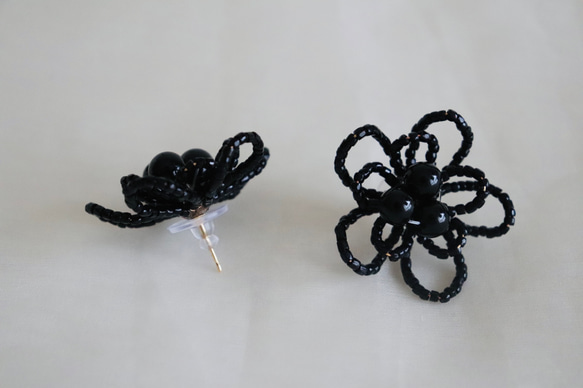 Beads flower earrings -black 2枚目の画像
