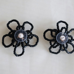 Beads flower earrings -black 3枚目の画像
